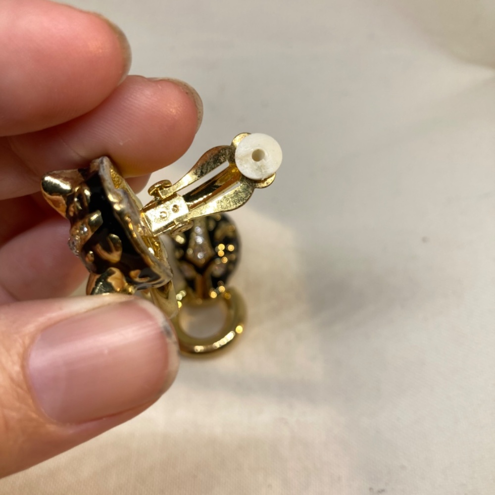 Kenneth J Lane GOLD BLACK ENAMEL CLIP EARRINGS | Panthère Classic 1980's Panther - Picture 5 of 13